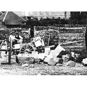 Ouvriers déchargeant des libages