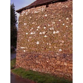 Muraille de gneiss roux à la tombée du jour