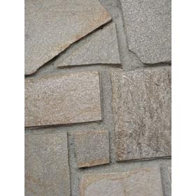 Façade de pierres collées ou agrafées