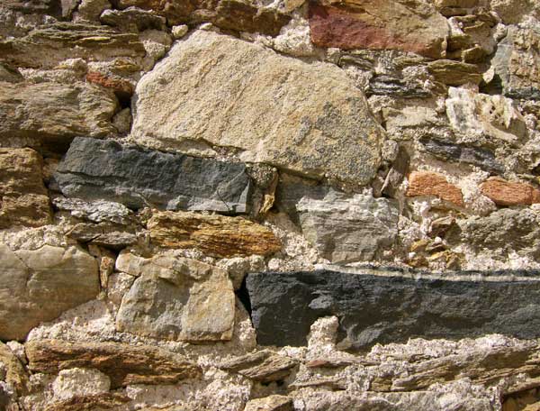 Minéralité du bâti : gneiss et terre