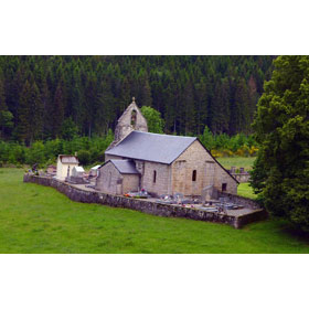 Eglise avec cimetière (l'Eglise-au-Bois, Corrèze)