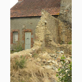 Tuf visible dans un mur partiellement écroulé