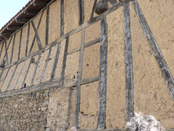 Garnissage à la terre entre colombages 