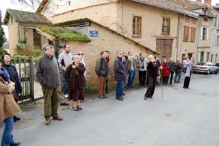 Groupe observant des détails architecturaux