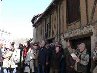 Groupe devant une maison à pan de bois