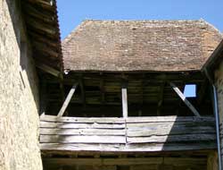 Galerie surmontant le portail de l'abbaye