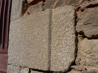 Pierre taillée pour recevoir un enduit