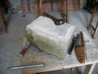 bloc de granit retaillé