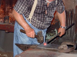 battre le fer tant...