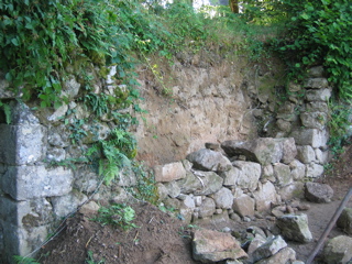 le grand mur et les grosses pierres