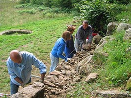 expliquer et manier les pierres
