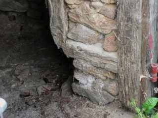 Pourrissement du pied du cadre de la porte